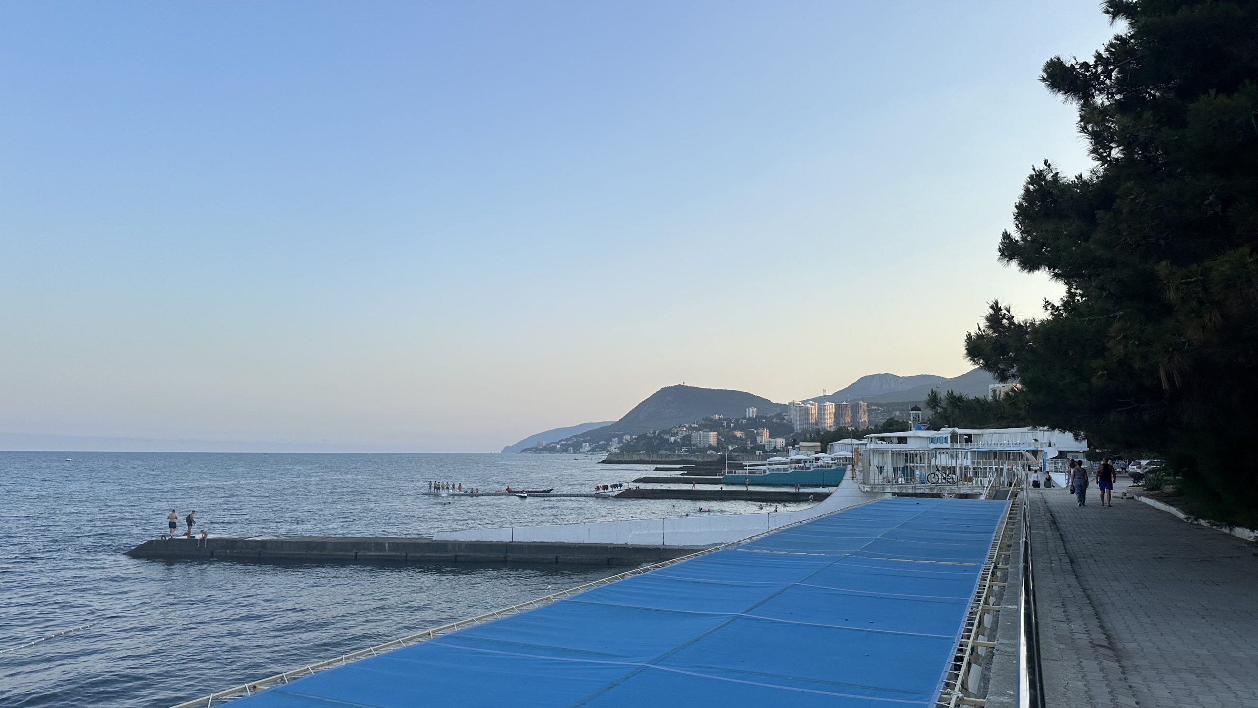 Набережная Алушты